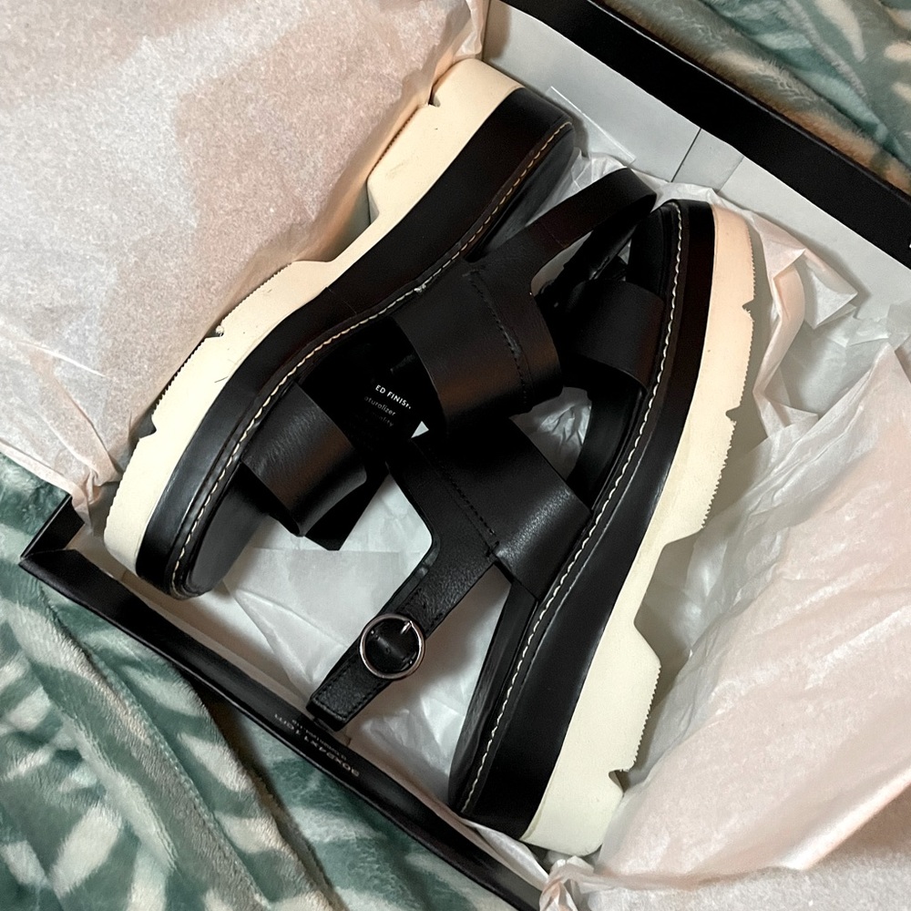 Naturalizer Size 91/2 NEW Black sandals with white bottom